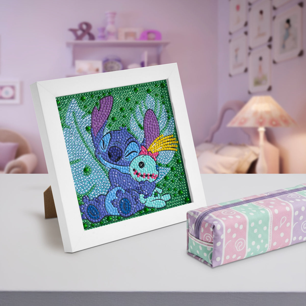 Diamond Painting Frameables™ - Cuddly Stitch™ 6" x 6" (15cm x 15cm) / Round with 13 Colors including 4 Iridescent Diamonds / 1,907