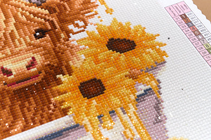 Diamond Painting Highland Cow in Tub 13" x 13" (33cm x 33cm) / Round with 29 Colors including 3 ABs and 2 Fairy Dust Diamonds / 14,400