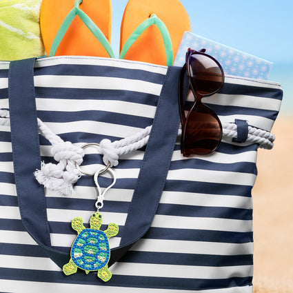 Diamond Painting Keychain - Happy Turtle 3.15" x 2.17" (8cm x 5.5cm) / Round With 6 Colors including 6 Iridescent Diamonds / 225