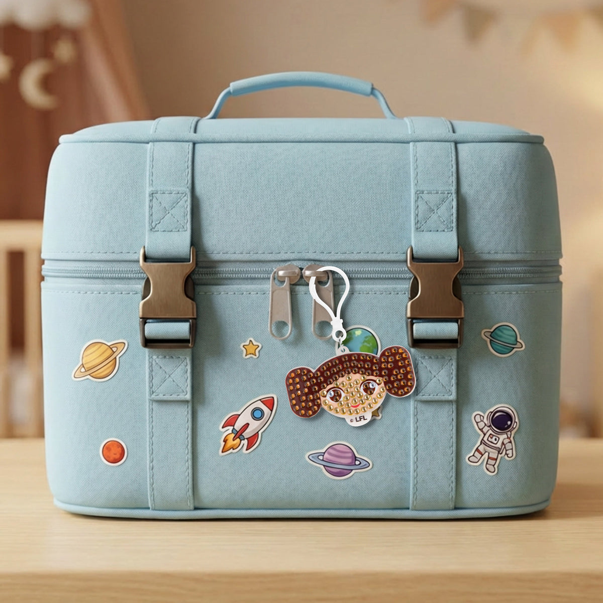 Diamond Painting Keychain - Leia’s Rebel Charm 3.14" x 1.77" (8cm x 4.5cm) / Round With 3 Colors including 3 Iridescent Diamonds / 228