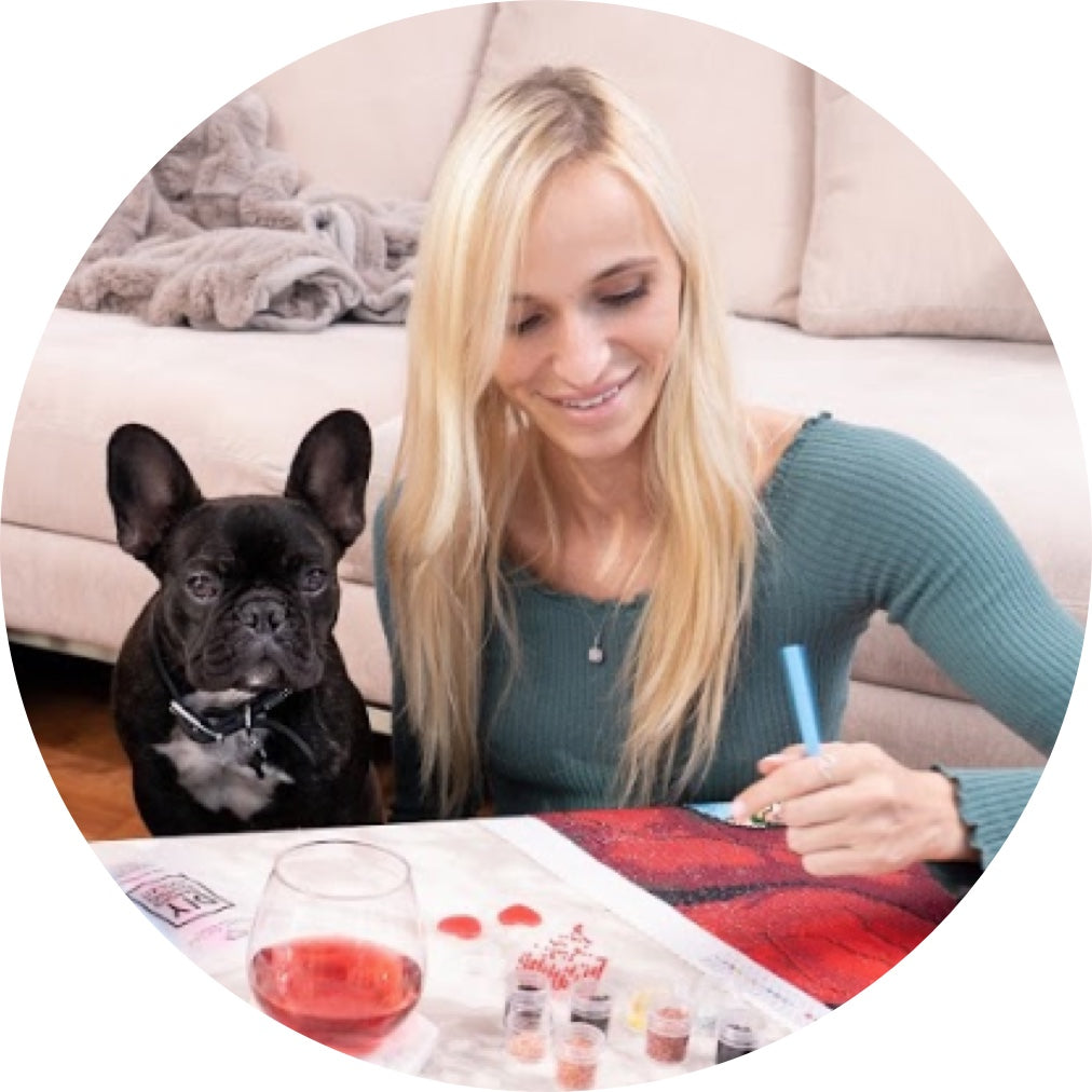 Angie, fondatrice de Diamond Art Club, fait du diamond painting avec son chien à ses côtés