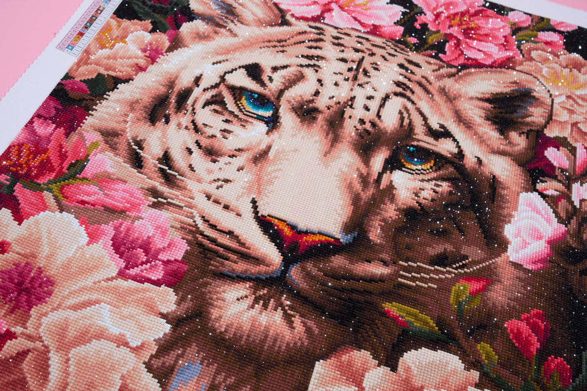 Diamond Painting Sabrina the Snow Leopard 22" x 33" (55.6cm x 83.7cm) / Round with 53 Colors including 2 ABs and 4 Fairy Dust Diamonds / 61,408