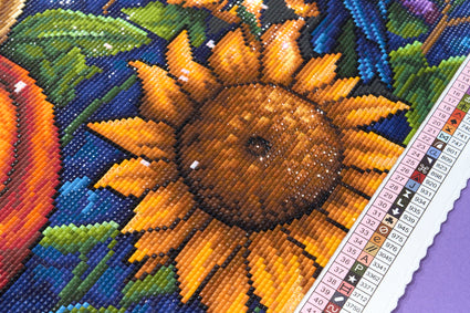 Diamond Painting Smiling Scarecrow 34.3" x 25.6" (86.9cm x 65cm) / Square with 55 Colors including 3 ABs and 3 Fairy Dust Diamonds / 91,089